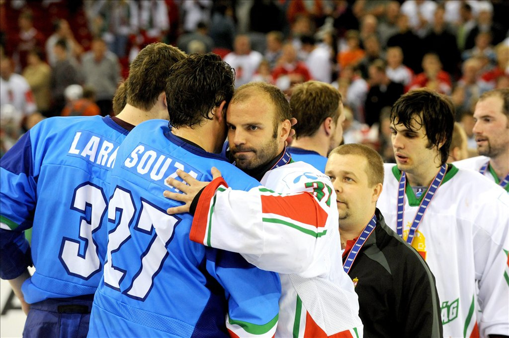 Az olasz jégkorong-válogatott játékosai ünnepelnek kupájukkal