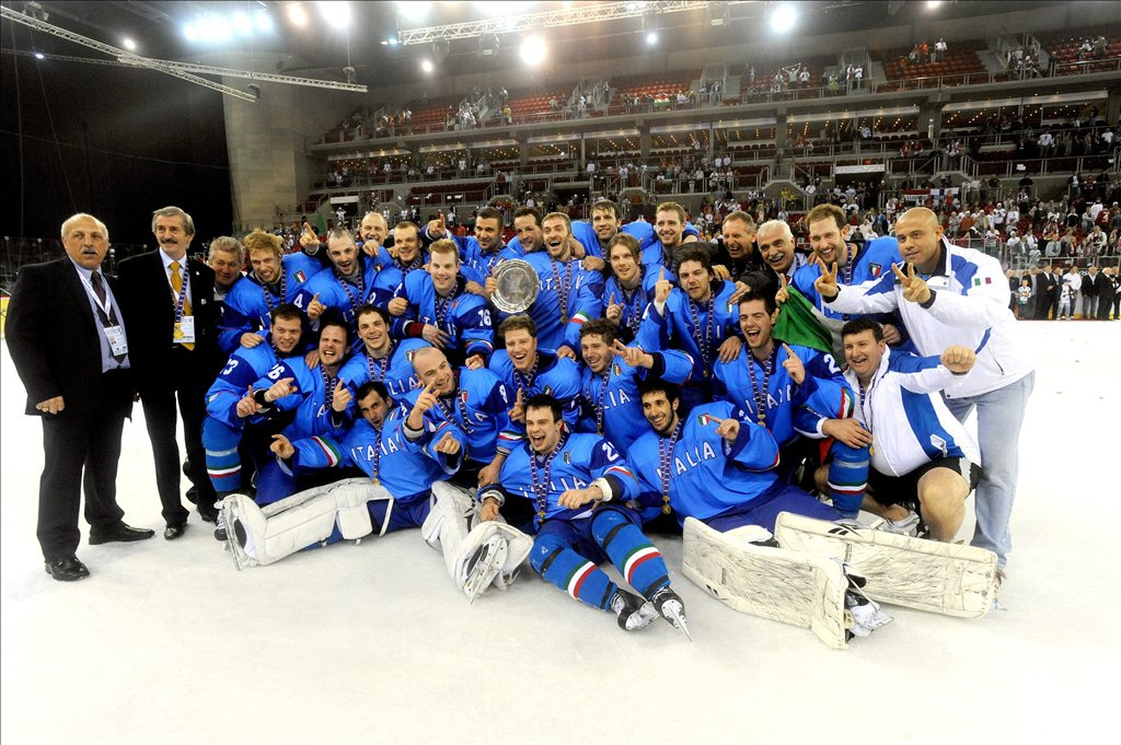 Az olasz jégkorong-válogatott játékosai ünnepelnek kupájukkal
