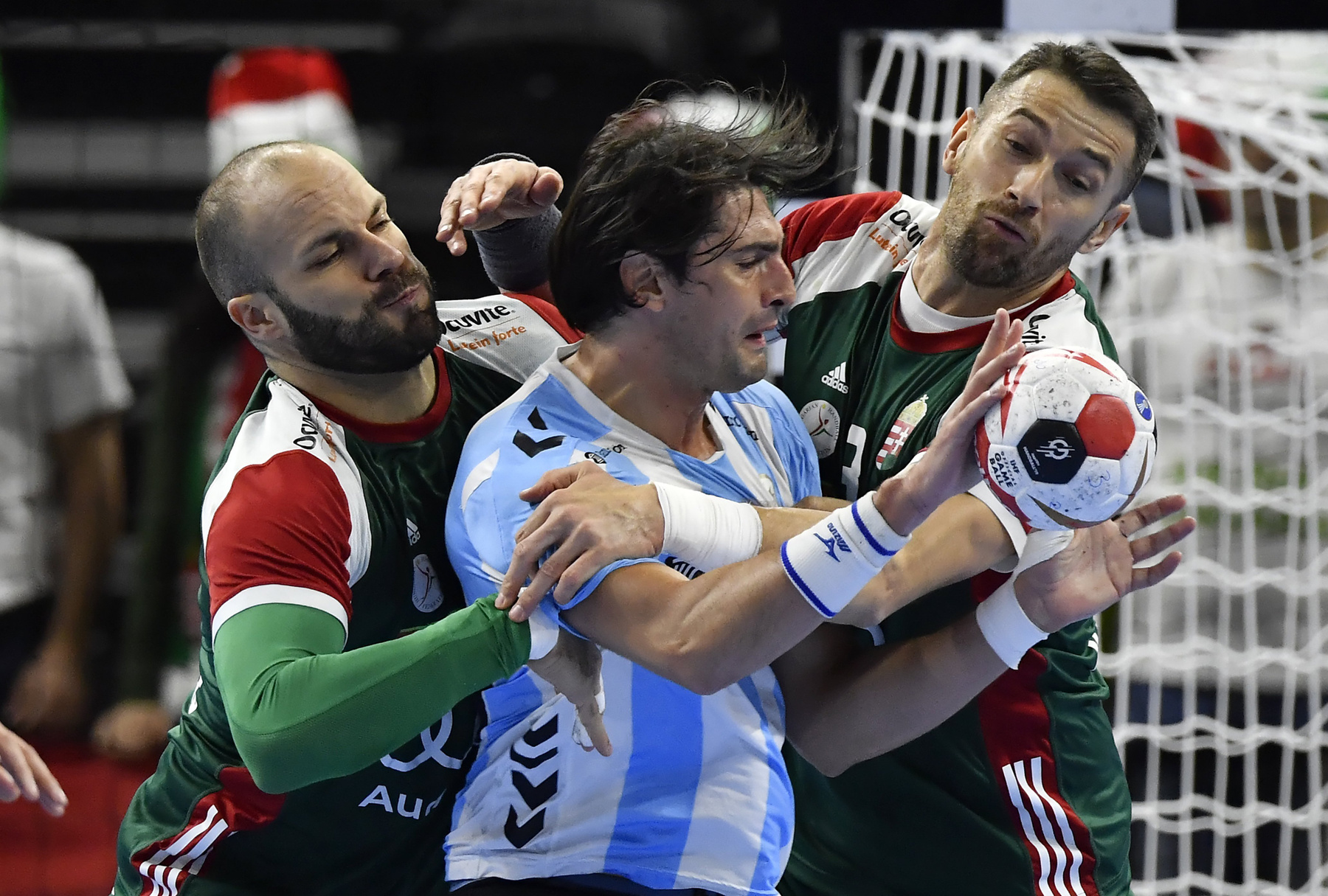 A magyar válogatott játékosai a német-dán közös rendezésû férfi kézilabda-világbajnokság csoportkörének 1. fordulójában játszott Magyarország - Argentína mérkõzés végén