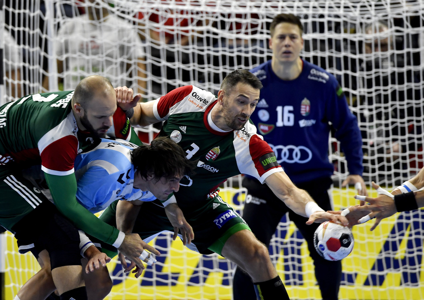 A magyar válogatott játékosai a német-dán közös rendezésû férfi kézilabda-világbajnokság csoportkörének 1. fordulójában játszott Magyarország - Argentína mérkõzés végén