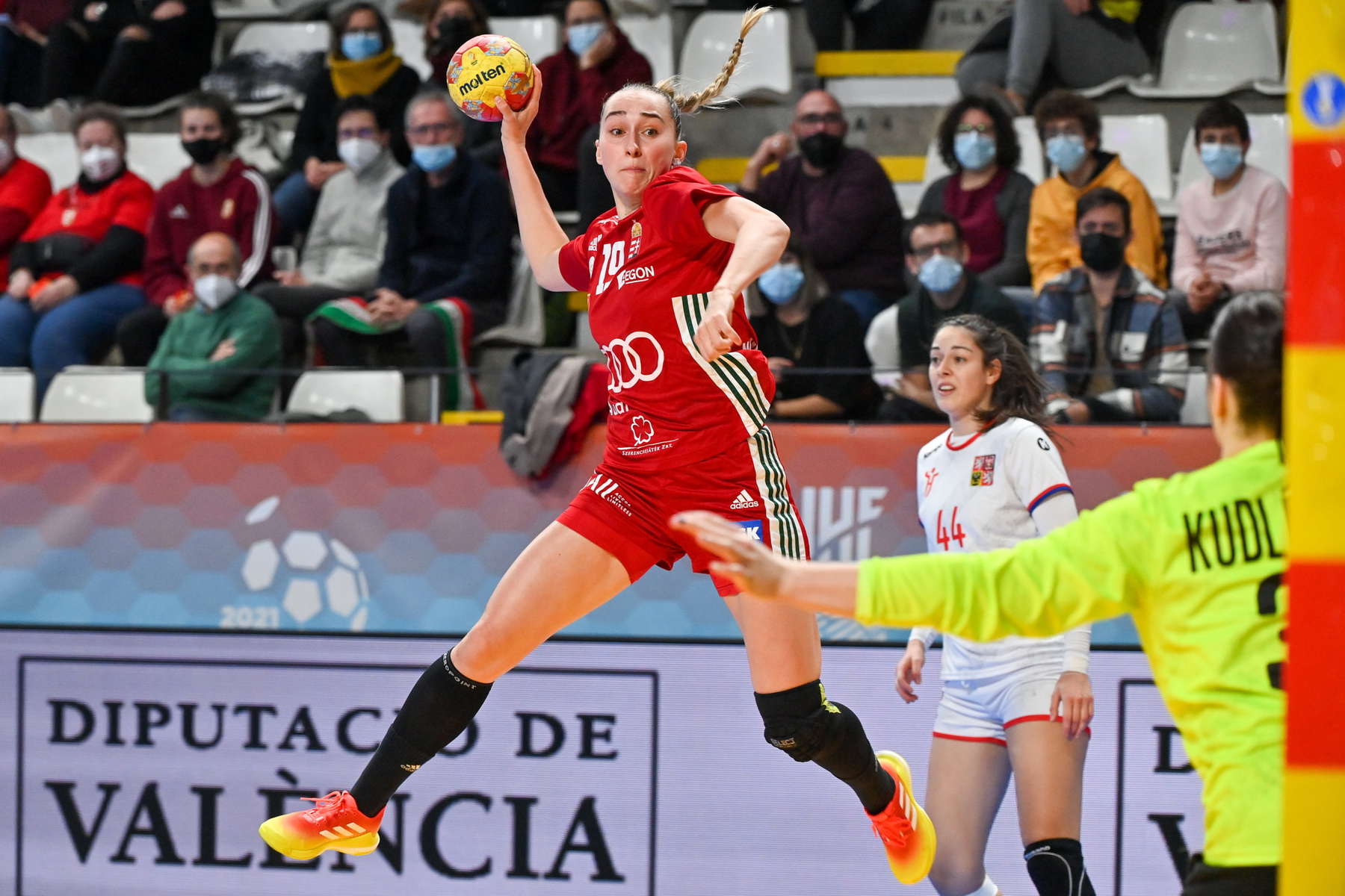 Klujber Katrin, a magyar (k), valamint Kamila Kordovska (b) és Marketa Hurychova a cseh válogatott játékosai a spanyolországi női kézilabda-világbajnokság E csoportjának második fordulójában játszott mérkõzésen a llíriai sportcsarnokban 2021. december 4-én