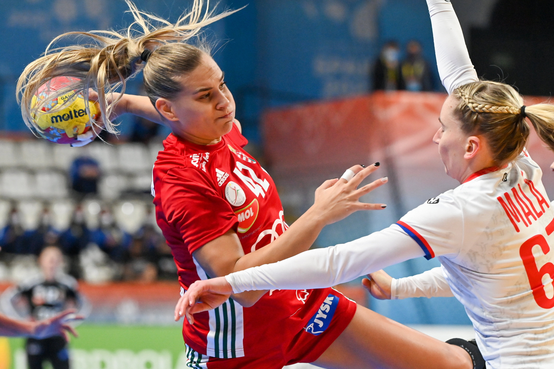 Klujber Katrin, a magyar (k), valamint Kamila Kordovska (b) és Marketa Hurychova a cseh válogatott játékosai a spanyolországi női kézilabda-világbajnokság E csoportjának második fordulójában játszott mérkõzésen a llíriai sportcsarnokban 2021. december 4-én