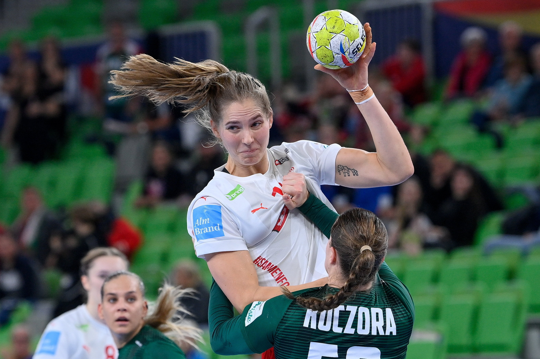 A győztes dán csapat ünnepel a női kézilabda Európa-bajnokság Magyarország - Dánia mérkőzése után a ljubljanai Stozice Arénában 2022. november 10-én