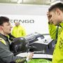 Ficza Ferenc (b) és Nagy Dániel (j) a Zengő garázsában a Paul Ricard-i versenyhétvége szombatján