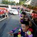 A repülőtérről nyitott tetejű busszal szállították a sportolókat Phenjan utcáin. 