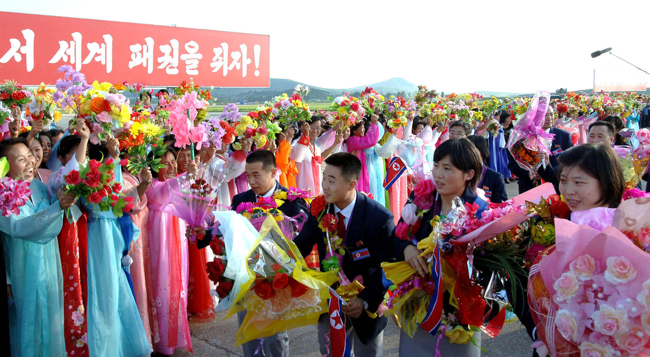 A sportolók azonnal megkoszorúzták Kim Ir Szen és Kim Dzsong Il szobrát.