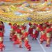 Csodálatos látványt nyújtott az ötvenezer éves kínai hagyományon alapuló sárkánnyal rohangászás