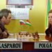A magyar Polgár Judit a sötét bábukat vezetve Garri Kaszparov volt orosz profi világbajnok ellen játszik a XVIII. linaresi sakktorna második fordulójában 2001. február 24-én. 