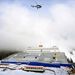 A hóhiány miatt szalmabálákat szállítanak helikopterrel a célba érkezés területére a téli olimpia hódeszka félcső versenyeinek helyszínén, a Vancouver közelében fekvő Cypress-hegyen.