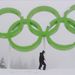 Az olimpiai karikák alatt megy egy férfi a Cypress-hegyen.