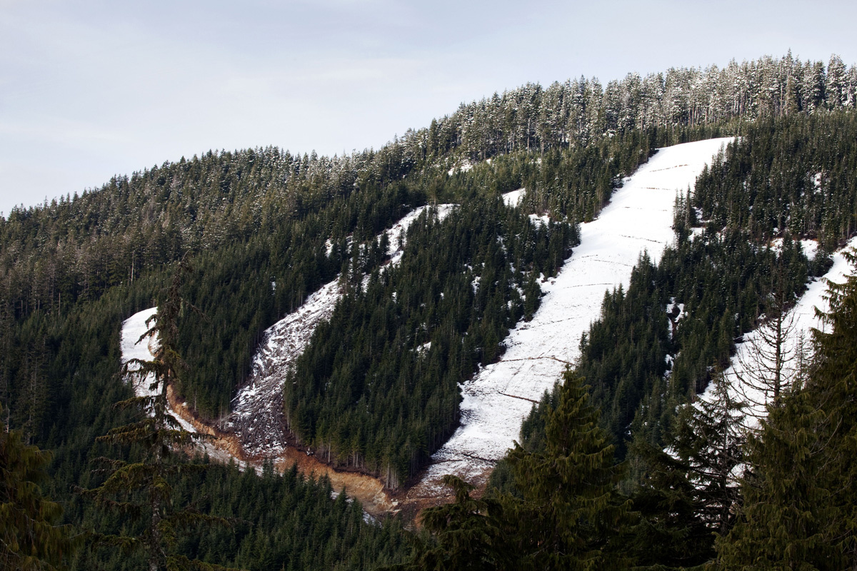 A hóhiány miatt szalmabálákat állítanak fel a célba érkezés területére a téli olimpia hódeszka félcső versenyeinek helyszínén, a Cypress-hegyen.