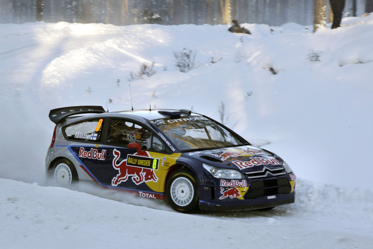 A Citroen csapat az utolsó simításokat végzi a Forma 1-es világbajnok, Kimi Raikkönen autóján a Svéd Rali első versenye előtt, február 11-én.