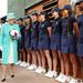 A királynő a tornát rendező All England Club elnöke, a kenti herceg társaságában körbejárta a komplexumot.