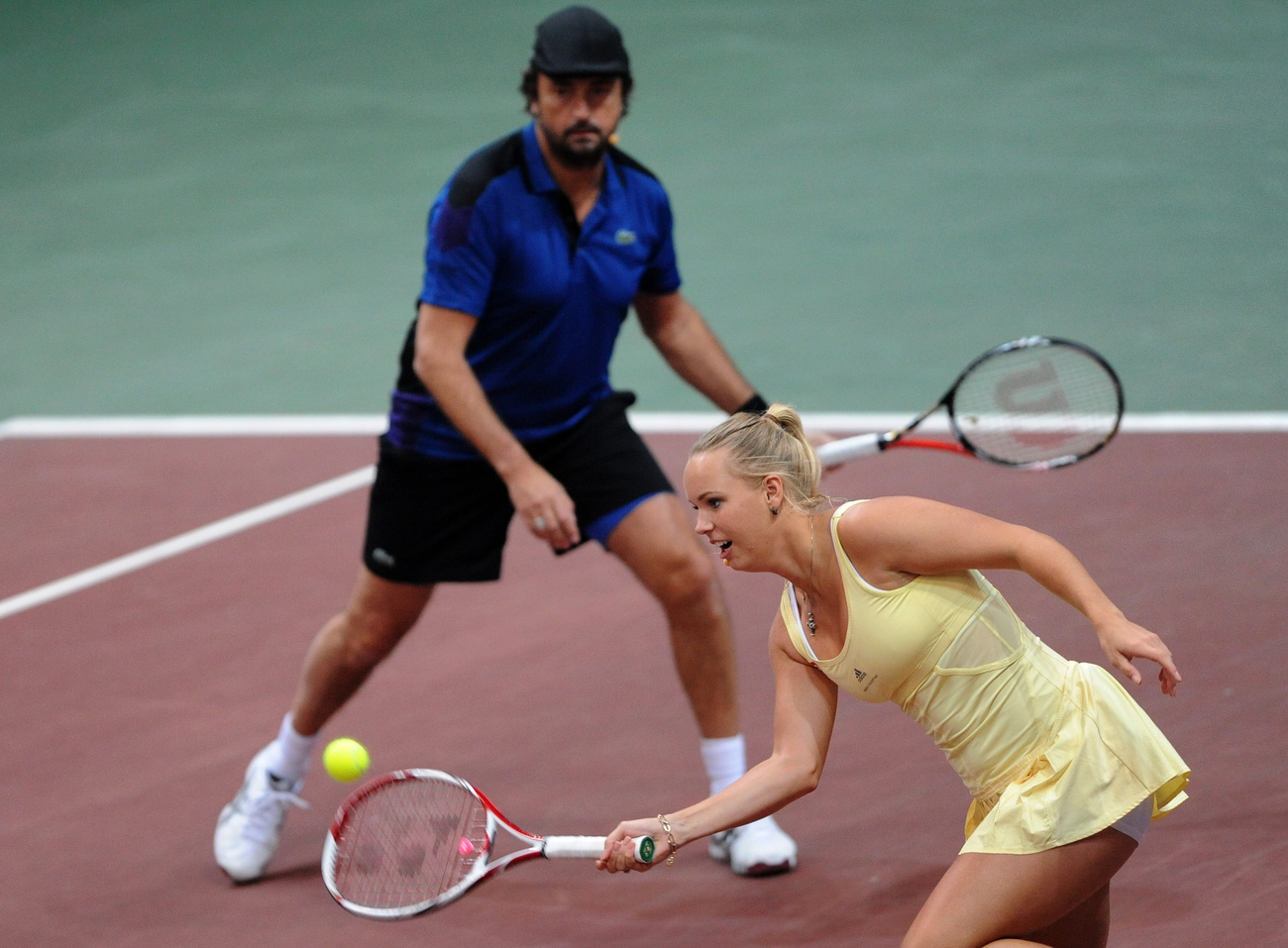 A jó hangulatú gálán Wozniacki a szlovák Dominika Cibulkovával játszott egyes mérkőzést, amelyet a hazai játékos nyert meg
