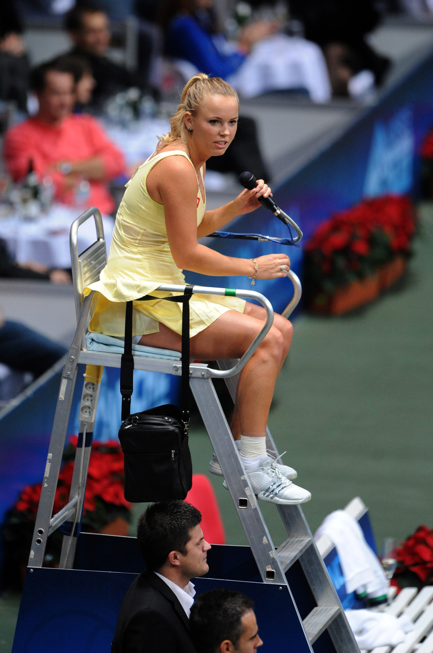 A jó hangulatú gálán Wozniacki a szlovák Dominika Cibulkovával játszott egyes mérkőzést, amelyet a hazai játékos nyert meg