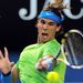 Rafael Nadal üt vissza egy labdát az Australian Open férfi döntőjében.
