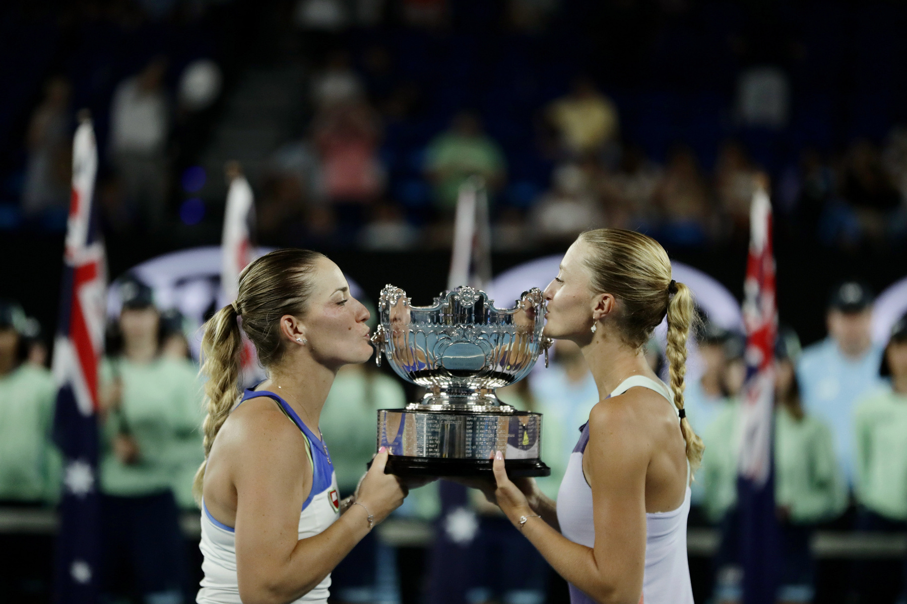 Babos Tímea (b) és a francia Kristina Mladenovic a trófeával miután győzött a tajvani Hszie Szu-vej és a cseh Barbora Strycová ellen az ausztrál nemzetközi teniszbajnokság női párosának döntőjében Melbourne-ben 2020. január 31-én.
