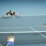 A tajvani Hszie Szu-vej (j) és a cseh Barbora Strycová Babos Tímea és a francia Kristina Mladenovic (az elõtérben) ellen játszik az ausztrál nemzetközi teniszbajnokság nõi párosának döntõjében Melbourne-ben 2020. január 31-én.
