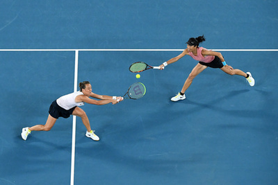 Babos Tímea (b) és a francia Kristina Mladenovic a trófeával miután győzött a tajvani Hszie Szu-vej és a cseh Barbora Strycová ellen az ausztrál nemzetközi teniszbajnokság női párosának döntőjében Melbourne-ben 2020. január 31-én.
