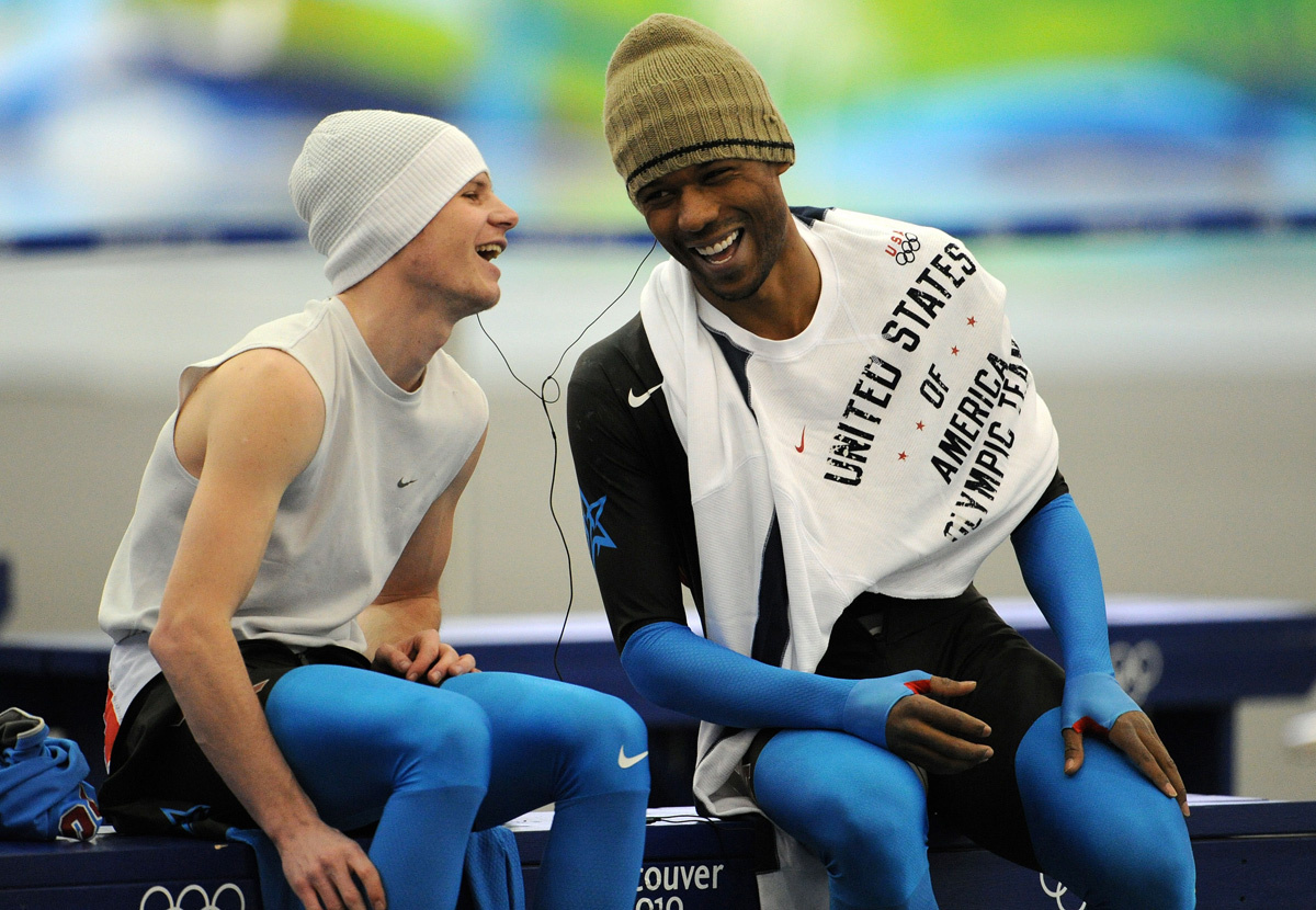A téli olimpiák első fekete egyéni bajnoka, Shani Davis és a szintén gyorskorcsolyázó Tucker Fredricks nevetgélnek edzés közben