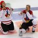 Marie-Philip Poulin és Tessa Bonhomme sörrel és szivarral ünneplik a kanadai női jégkorongozók olimpiai bajnoki címét.