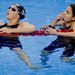 osszú Katinka (b) és Jakabos Zsuzsanna az eredményjelző táblát figyelik a női 400 méteres vegyesúszás ötödik időmérő futama végén a 14. FINA vizes világbajnokságon, Sanghajban