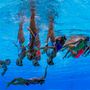 A medence mélyéről készült kép a japán csapatról a szinkronúszás kombinációs szabadgyakorlatának döntőjében.