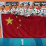 Fegyelmezetten ünnepel a kombinációs szabadgyakorlatot megnyerő kínai csapat a dobogó legfelső fokán.