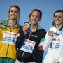A győztes olasz Federica Pellegrini (k), a második helyezett amerikai Katie Ledecky (j) és a harmadik helyezett ausztrál Emma McKeon a női 200 méteres gyorsúszás eredményhirdetésén 
