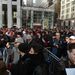 Több száz fős tömeg április 3-án a New York-i Apple-boltnál nyitás előtt.