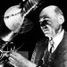 Robert Goddard, a Goddard Űrközpont névadója, az amerikai rakétakutatás úttörője, 1914-ben többlépcsős rakétáról nyújtott be szabadalmat. Goddard a Smithsonian Intézet lapjában, 1920-ban, már a Hold eléréséről publikált tanulmányt, amiért a sajtó jórészt kifigurázta, de korát meghaladó gondolatai pár évvel később a náci rakétaprogram ihletői lettek. (1932-es fotó)