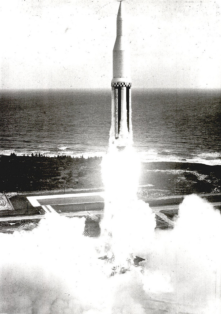 1998. január 6.: a NASA Lunar Prospector rakétája a Hold felé tart az új, LC46-os kilövőállásról. A Lockheed Martin építette holdszonda egyéves küldetése alatt feltérképezte a Hold felszínét és vizet keresett a sarkokon.