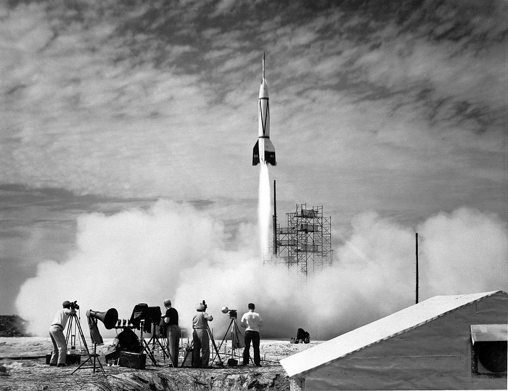 1998. január 6.: a NASA Lunar Prospector rakétája a Hold felé tart az új, LC46-os kilövőállásról. A Lockheed Martin építette holdszonda egyéves küldetése alatt feltérképezte a Hold felszínét és vizet keresett a sarkokon.