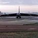 1999. április 14. Jugoszláviai bombázásból visszatérő B-52-es landol a fairfordi légibázison.