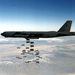 Egy B-52H bombát szór.