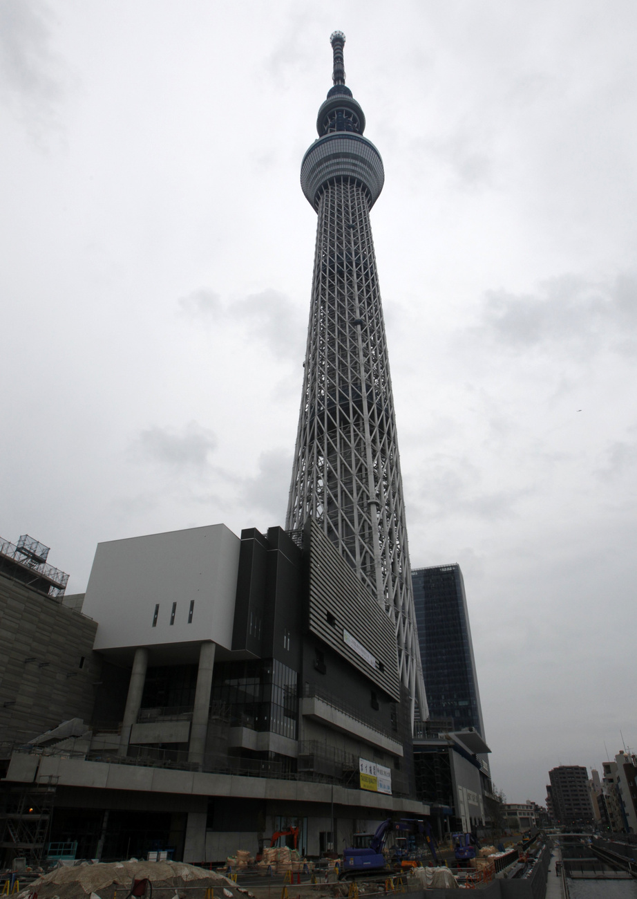 A torony hivatalos átadása 2012 februárjában lesz, a nagyközönség előtt májusban nyitják meg. Az expresszlift egy perc alatt visz fel az alsó, 350 méter magasságban kiépített kilátóhoz 2000 jenért (5700 forint), majd egy újabb ezresért a még száz méterrel magasabban levő felső kilátóig is feljuthatnak a turisták