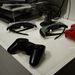 A két kontroller mellett két 3D szemüveg - a Sony így képzeli egy játékos asztalát