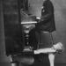 Cirkuszi erőművész egyensúlyoz egy pianínóval, 1920 körül.