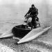 Georges Monneret megérkezik Doverbe, miután sikeresen átkelt a La Manche csatornán a saját tervezésű Douglas Vespa motorkerékpárjával, amire két úszótalpat szerelt.