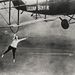 Lillian Boyer egy repülőgépen kapaszkodva kaszkadőrmutatványokat végez, 1922-ben.