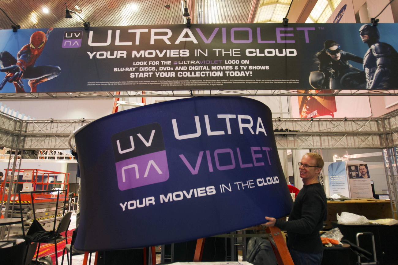 Az Ultraviolet nevű cég standját építik a CES megnyitója előtt, január ötödikén. Nemcsak a cég neve, de a tevékenységi köre is tökéletesen ismeretlen itthon: az Ultraviolet egy felhőalapú licencrendszert üzemeltet, aminek segítségével a felhasználók a videóikat több eszközön is jogosan játsszák le.