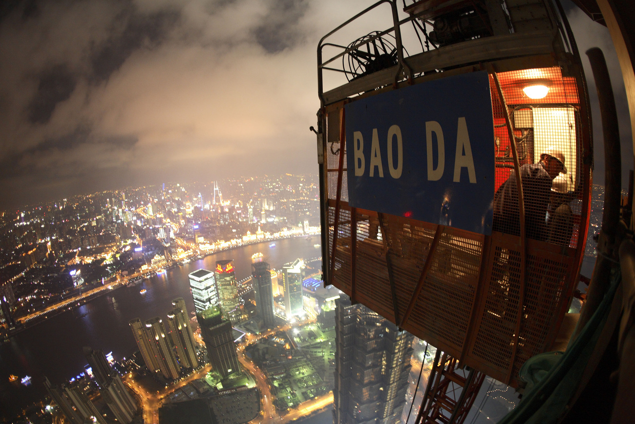 A Tajvanban fekvő, pagoda-stílusú Taipei 101 állandó, 160 kilométer per órás szélnyomásnak van kitéve, így tervezése óriási mérnöki bravúr volt. Az épületben található a világ leggyorsabb liftje, mely 37 másodperc alatt jut el az 509 méteres épület 357 méter magasan fekvő kilátószintjére.