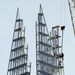 A munkások üvegpaneleket telepítenek a Shard tetejéhez közeledve. A London központjában található építmény az Európai Unió legmagasabb épülete. A hatalmas üvegpanel 95 emeletet fed le. A tervező Renzo Piano megoldása már most elnyerte a kritikusok tetszését, mások szerint viszont futurista kinézetével elrontja a londoni városképet.
