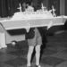 Előre összerakott LEGO hajóvál pózol Ian Pemberton 1962-ben.