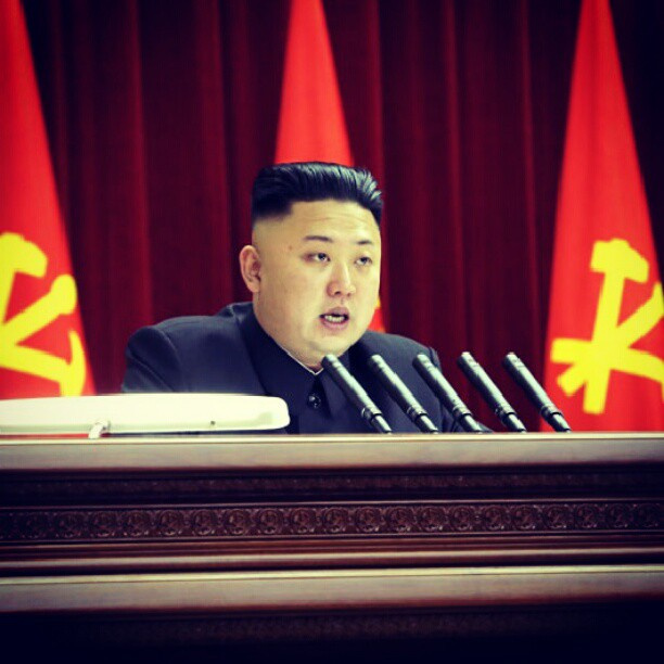 Kim Dzsong Un fenyegető tekintete sárgászöld színszűrővel megbolondítva