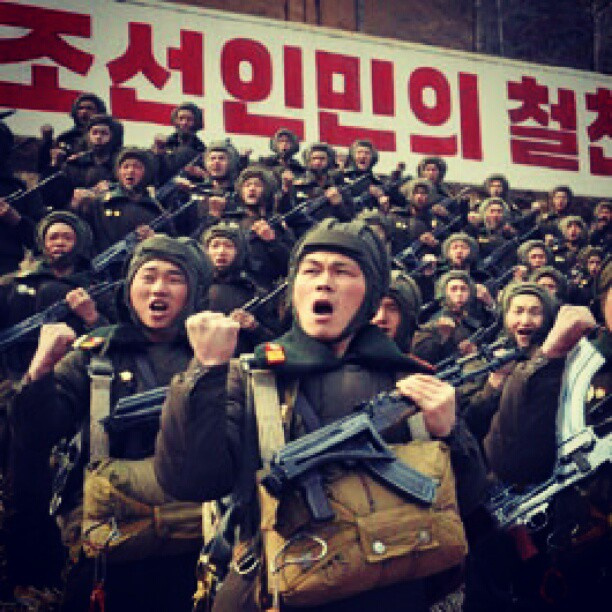 Kim Dzsong Un fenyegető tekintete sárgászöld színszűrővel megbolondítva