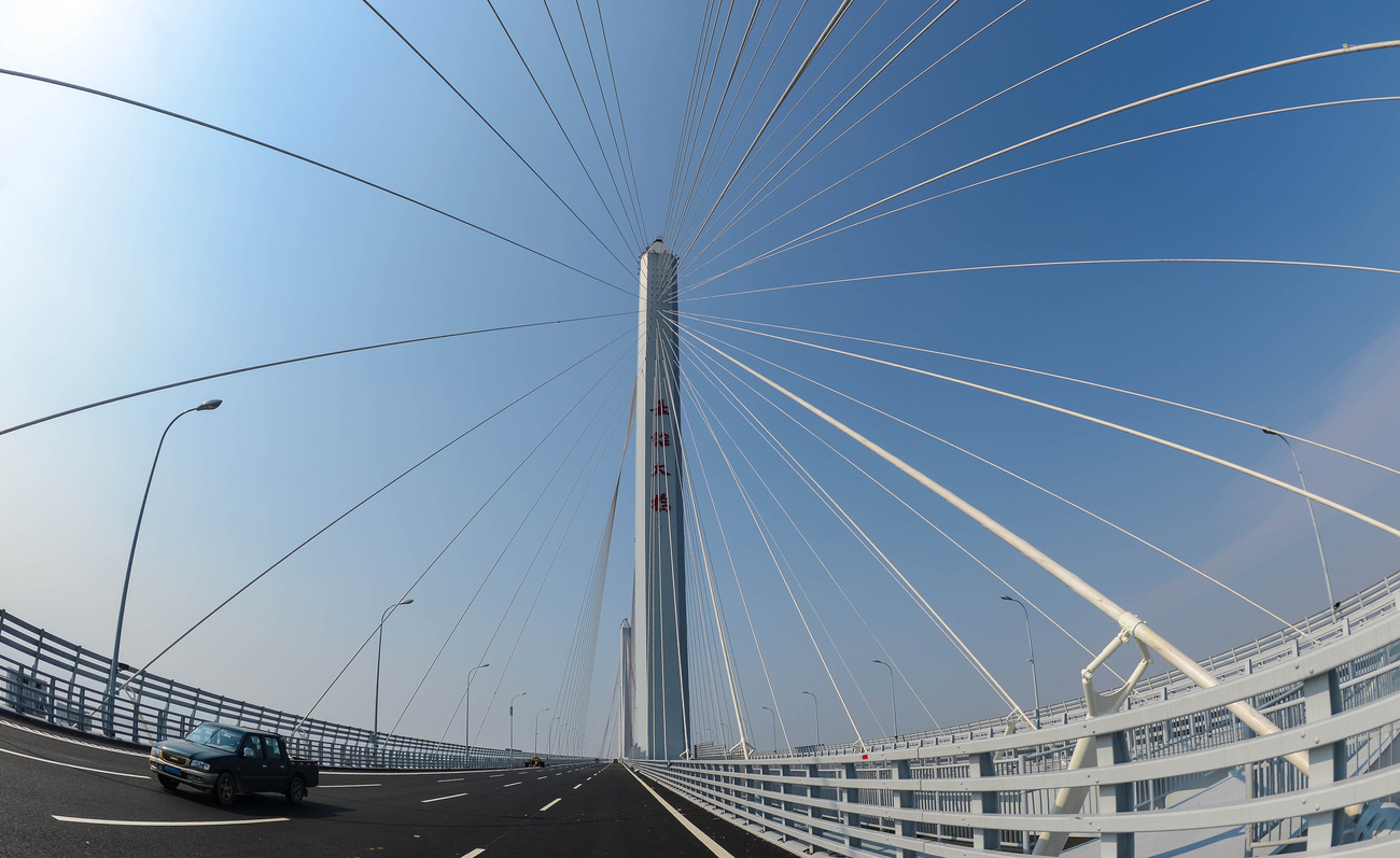 Az ajánlott haladási sebesség a hídon 100 km/óra, motorosokat, bicikliseket és gyalogosokat, illetve lassú járműveket nem is engednek rá fel. 