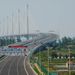 A tíz kilométer hosszú, a maga kategóriájában (több pilonos, kábelrögzítéses híd) a világ leghosszabbjának számító építmény a Kelet-kínai-tenger egyik öblén, a Hangzhou-öblön ível át, Sanghajtól közvetlenül délre.