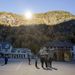 Két falu, a norvégiai Rjukan és az olasz Viganella is mély völgyben telepedett meg. A környező hegyek az év felében beárnyékolják a településeket. 
