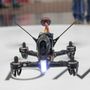 A verseny-drónokra jól látható első és hátsó fényeket szerelnek, hogy ezzel is segítsék a többi versenyző tájékozódását